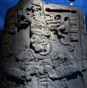 Stela Calakmulista, Yucatanin niemimaalta, Meksikosta, myöhäisklassismin aikakaudelta, 600-900 jKr.